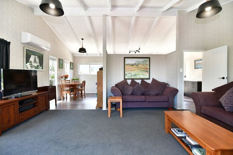Photo of property in 6 Hand Road, Helensville, 0800