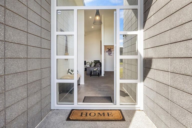 Photo of property in 8 Sir Lincoln Drive, Kumeu, 0810