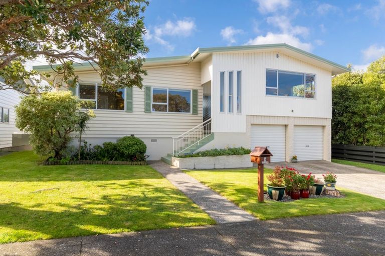 Photo of property in 5 Ardal Grove, Tirohanga, Lower Hutt, 5010