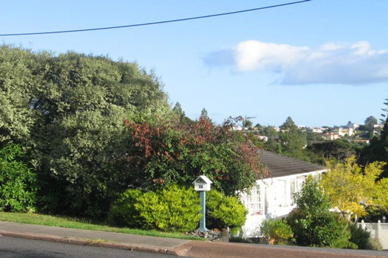 Photo of property in 22 Pupuke Road, Hillcrest, Auckland, 0627