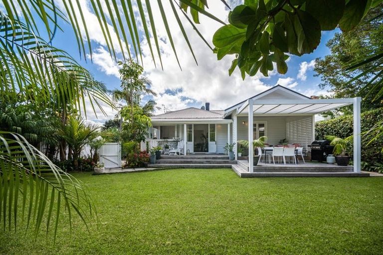 Photo of property in 15 Waterview Road, Stanley Point, Auckland, 0624