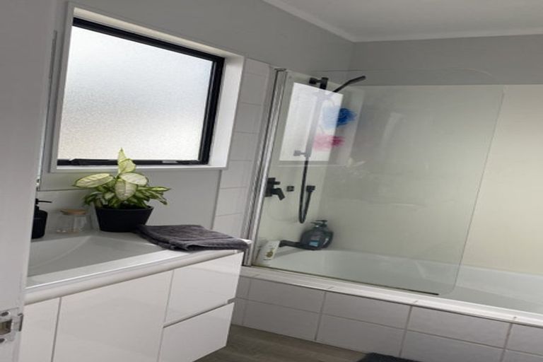 Photo of property in 72 Gallony Avenue, Massey, Auckland, 0614