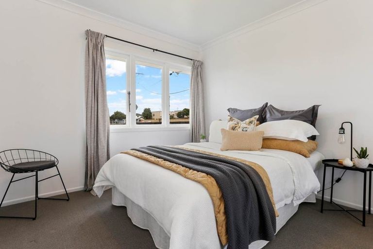 Photo of property in 28 Harbour View Road, Te Atatu Peninsula, Auckland, 0610