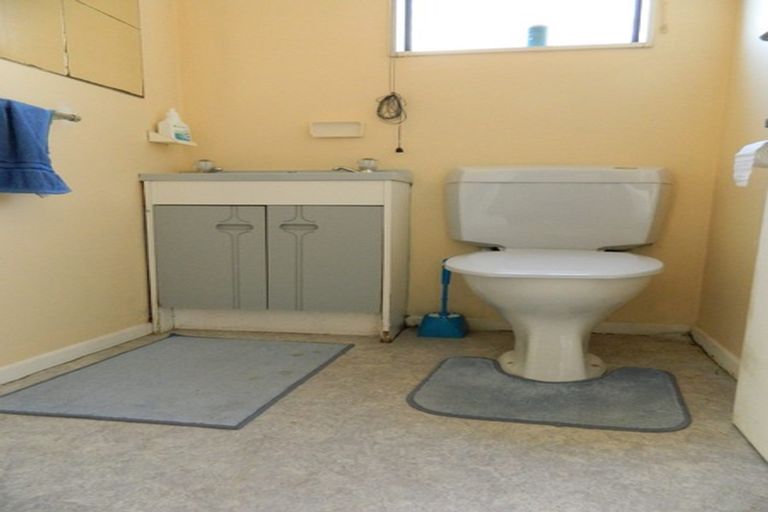 Photo of property in 3 Merritt Way, Newlands, Wellington, 6037