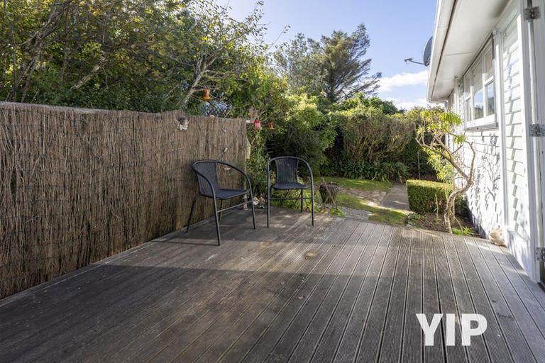 Photo of property in 10 Turville Crescent, Newlands, Wellington, 6037