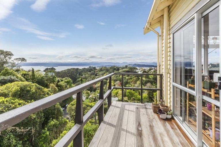 Photo of property in 27 Garden Road, Northland, Wellington, 6012