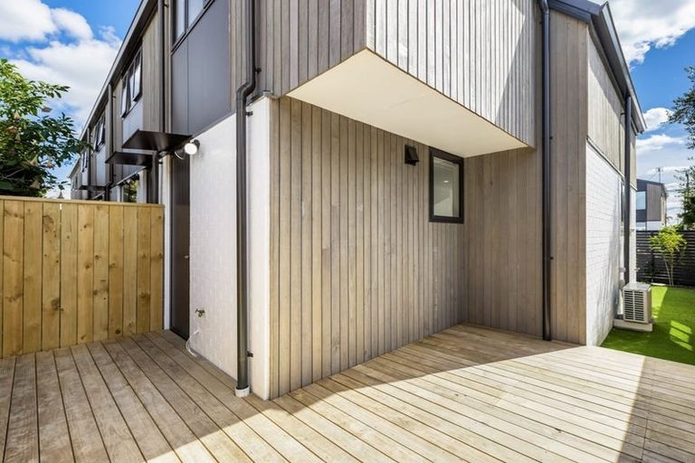 Photo of property in 16/12 Tawa Road, Te Atatu Peninsula, Auckland, 0610