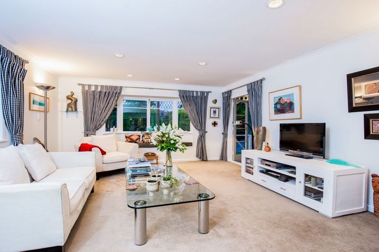 Photo of property in 10 Opanuku Road, Henderson Valley, Auckland, 0612