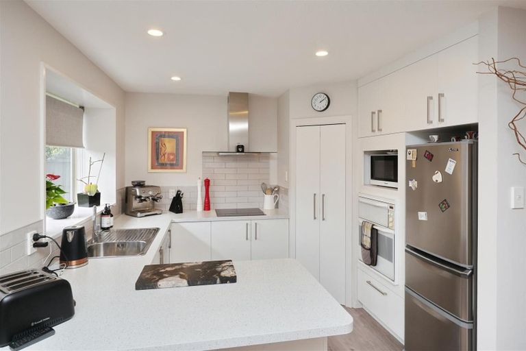 Photo of property in 2 Murfitt Place, Sockburn, Christchurch, 8042