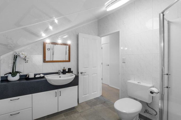 Photo of property in 2/62 Target Road, Totara Vale, Auckland, 0629