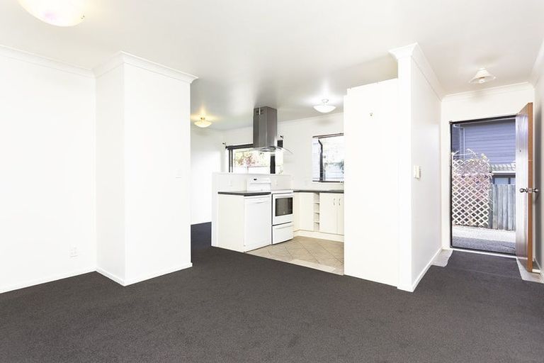 Photo of property in 4 Cliff View Drive, Green Bay, Auckland, 0604