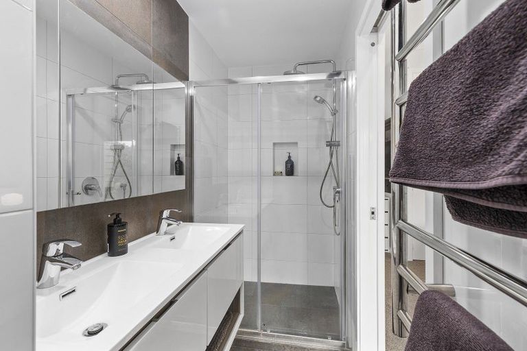 Photo of property in 22 Fairview Crescent, Kelburn, Wellington, 6012