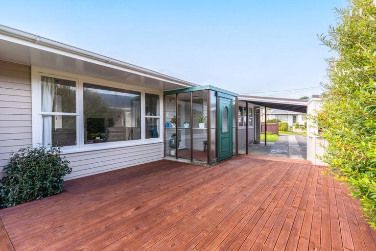 Photo of property in 33 Lynda Avenue, Paparangi, Wellington, 6037