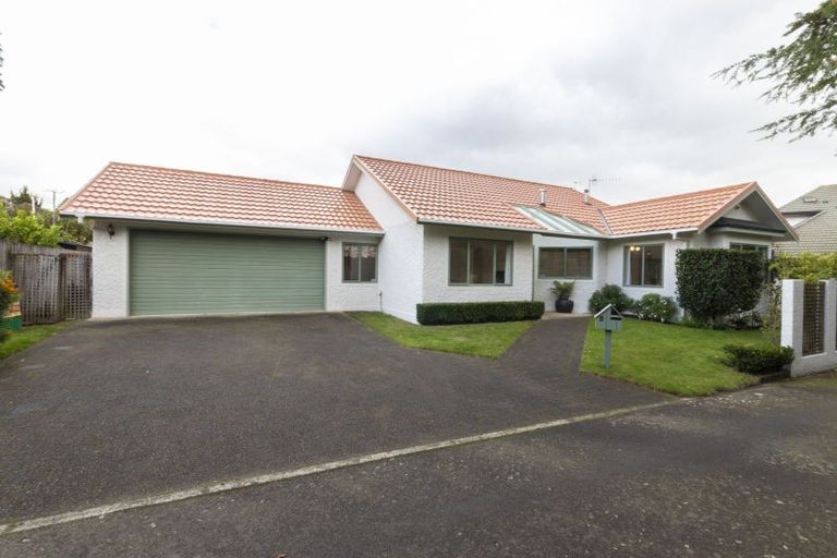 Photo of property in 2 The Glen, Hokowhitu, Palmerston North, 4410