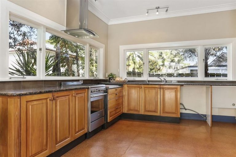 Photo of property in 18 Gill Avenue, Te Atatu Peninsula, Auckland, 0610