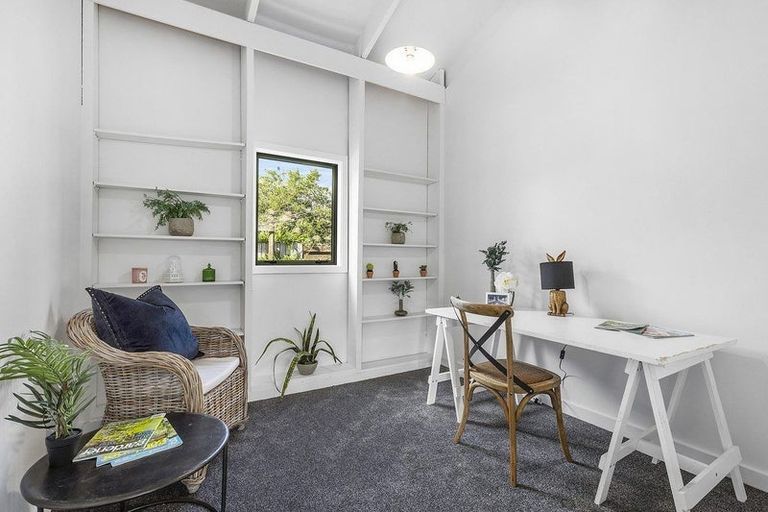 Photo of property in 117 Gloaming Hill, Titahi Bay, Porirua, 5022