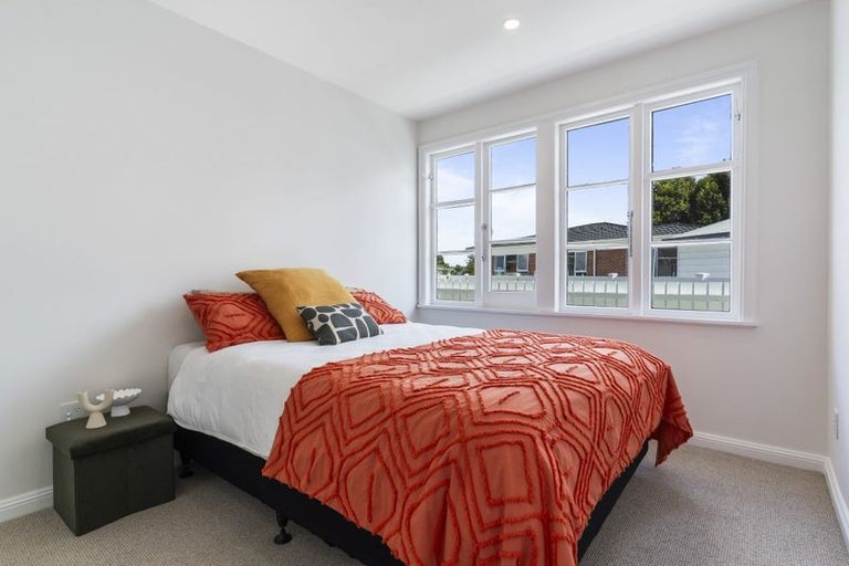 Photo of property in 24b Clinton Avenue, Te Atatu Peninsula, Auckland, 0610