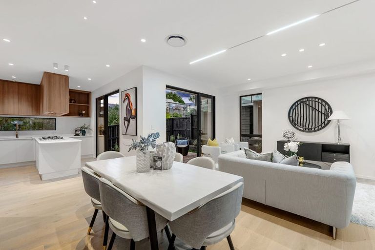 Photo of property in 2/1 Montana Avenue, Murrays Bay, Auckland, 0630