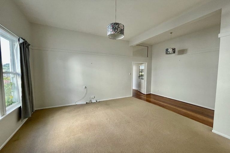 Photo of property in 16 Woburn Road, Northland, Wellington, 6012