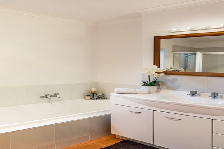 Photo of property in 8 Ruapehu Drive, Fitzherbert, Palmerston North, 4410
