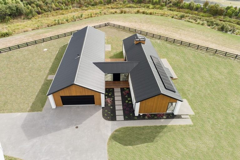 Photo of property in 35 Mike Smith Drive, Cambridge, 3434