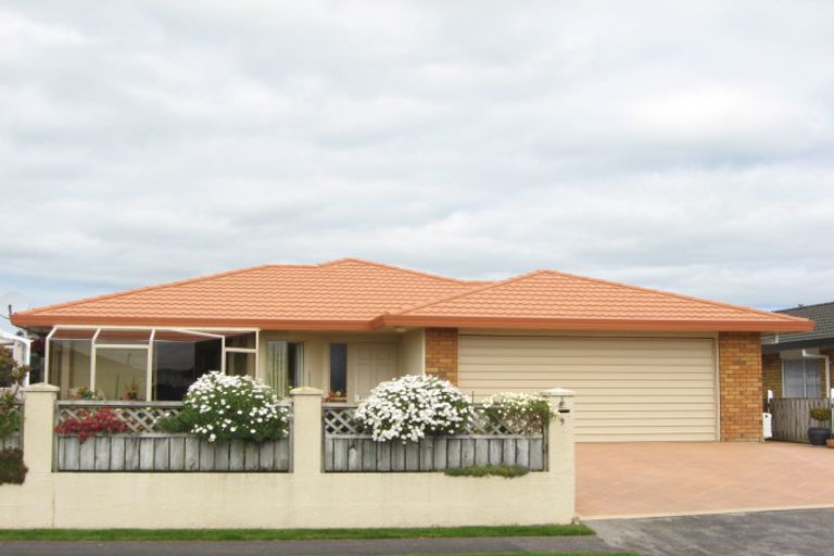 Photo of property in 2/9 Waiwera Place, Merrilands, New Plymouth, 4312