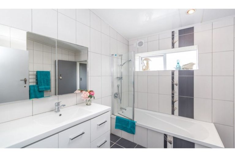 Photo of property in 20 Derrett Place, Saint Martins, Christchurch, 8022