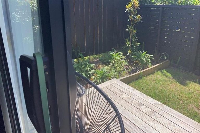 Photo of property in 2/28 Croydon Road, New Lynn, Auckland, 0600