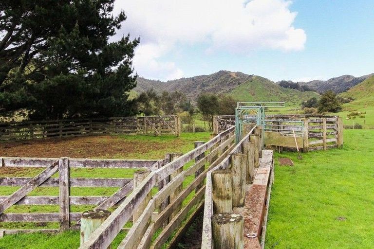 Photo of property in 2560 Rawhitiroa Road, Matemateaonga, Eltham, 4399