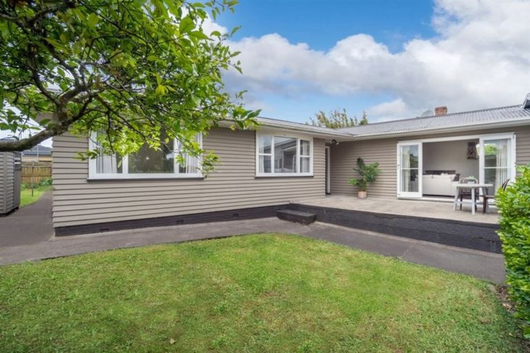 Photo of property in 1/14 Ozich Avenue, Te Atatu South, Auckland, 0610