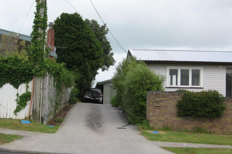 Photo of property in 1/13 Sunnynook Road, Forrest Hill, Auckland, 0620