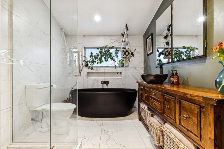 Photo of property in 1410 Whangaparaoa Road, Army Bay, Whangaparaoa, 0930