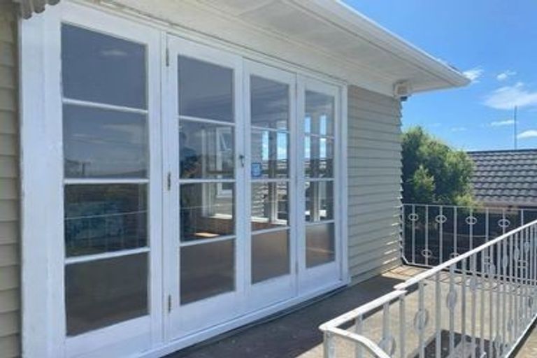 Photo of property in 84 Roberts Road, Te Atatu South, Auckland, 0610