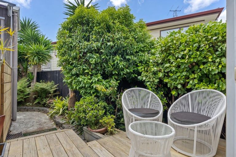 Photo of property in 12 Quo Vadis Place, Red Beach, 0932