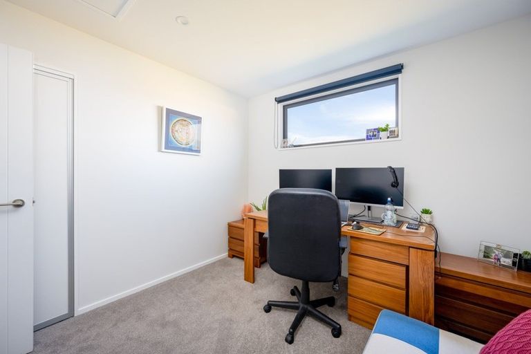 Photo of property in 17 Mount Creighton Crescent, Wanaka, 9305