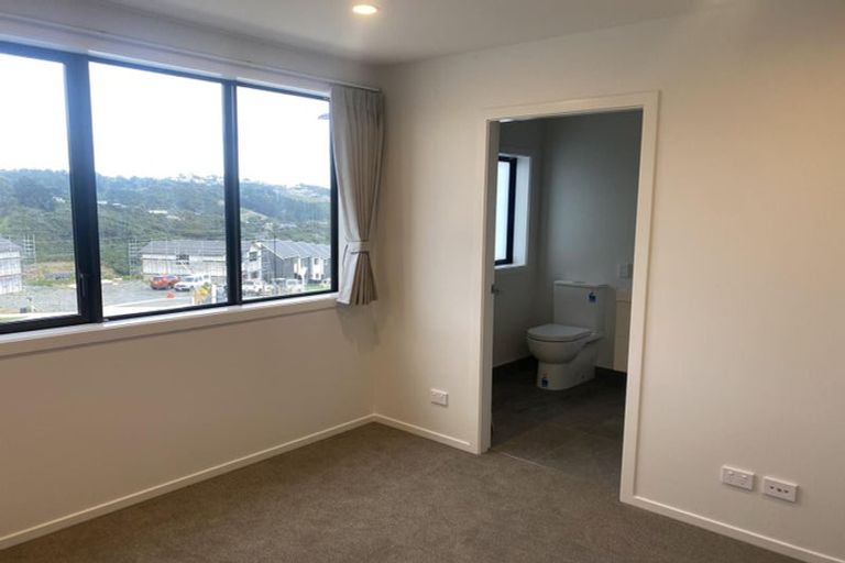 Photo of property in 31 Oakum Road, Whitby, Porirua, 5024