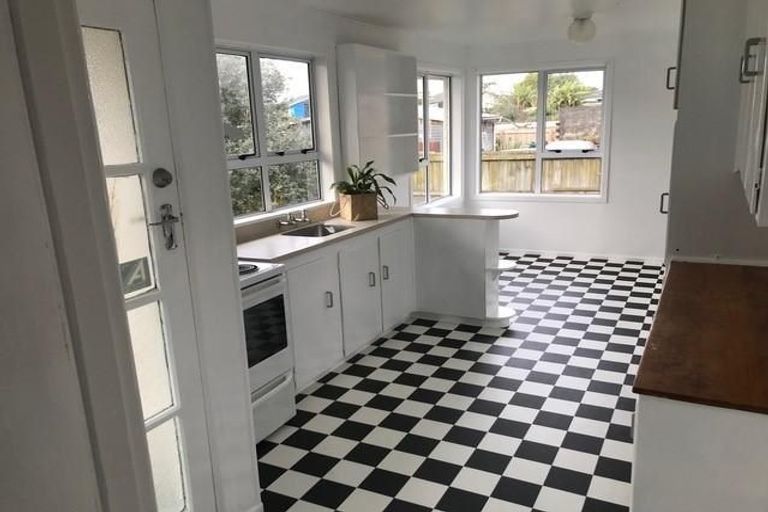 Photo of property in 2 Hinau Road, Mangere Bridge, Auckland, 2022