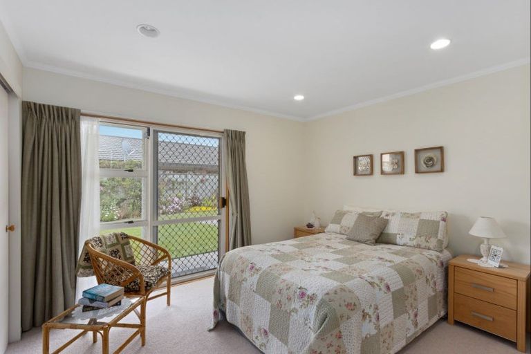 Photo of property in 9 Knightsbridge Place, Taradale, Napier, 4112
