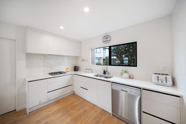 Photo of property in 6 Nga Waka Place, Mangere, Auckland, 2022
