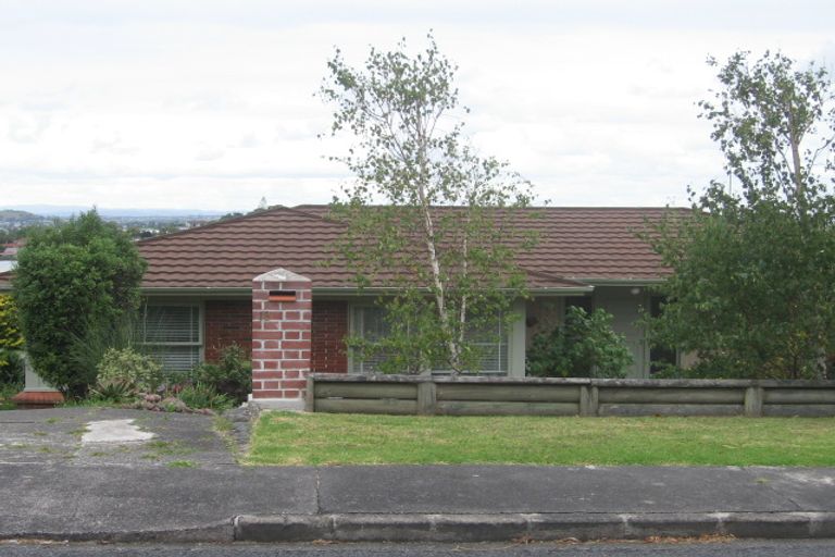 Photo of property in 18 Martin Crescent, Northcote, Auckland, 0627