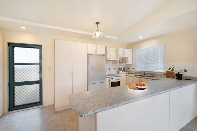 Photo of property in 9a Fruitvale Road, New Lynn, Auckland, 0600