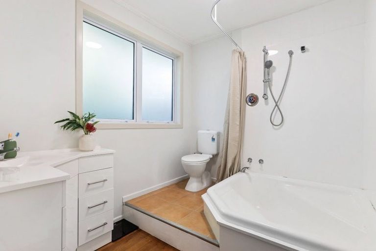Photo of property in 9 Lomond Street, Newlands, Wellington, 6037