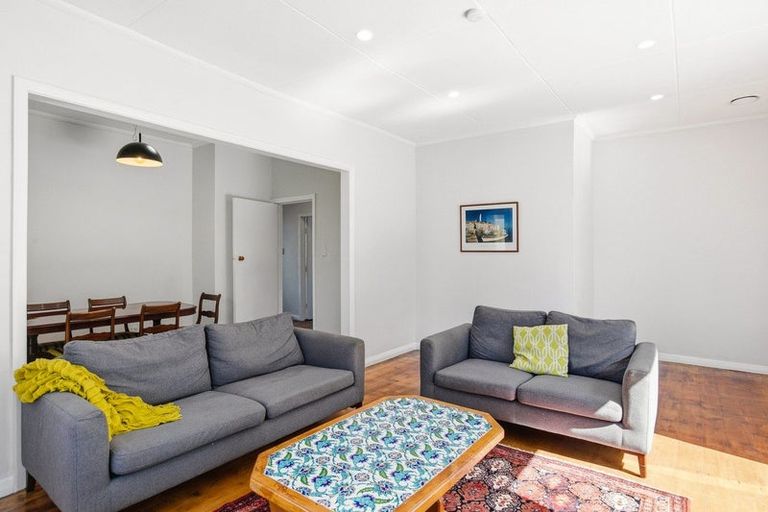 Photo of property in 15 Romney Square, Tawa, Wellington, 5028
