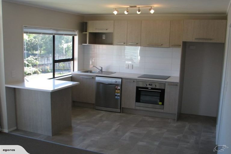 Photo of property in 2/110 Edmonton Road, Henderson, Auckland, 0612