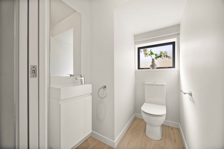 Photo of property in 8/5 Peachgrove Road, Te Atatu Peninsula, Auckland, 0610