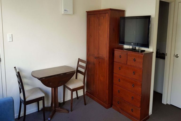 Photo of property in 8c Schnapper Rock Road, Schnapper Rock, Auckland, 0632