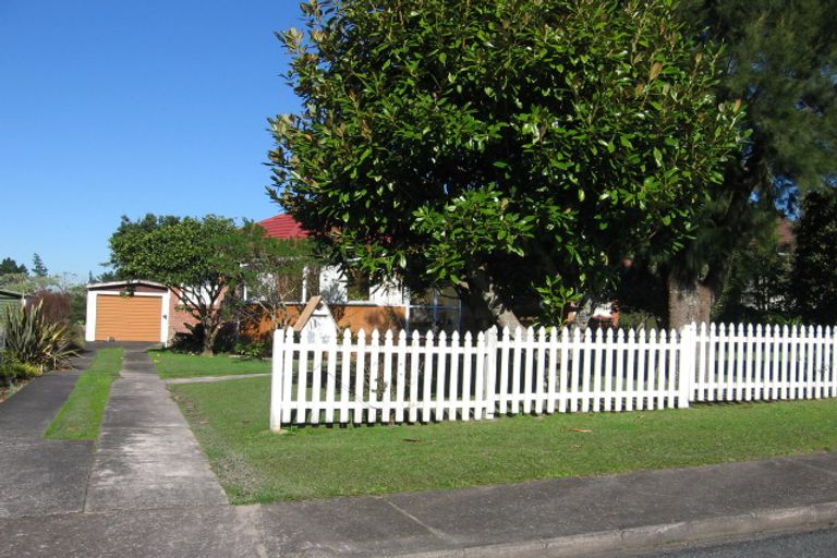 Photo of property in 11 Bedford Street, Te Atatu South, Auckland, 0610