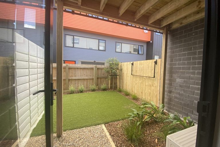 Photo of property in 8/1 Fruitvale Road, New Lynn, Auckland, 0600