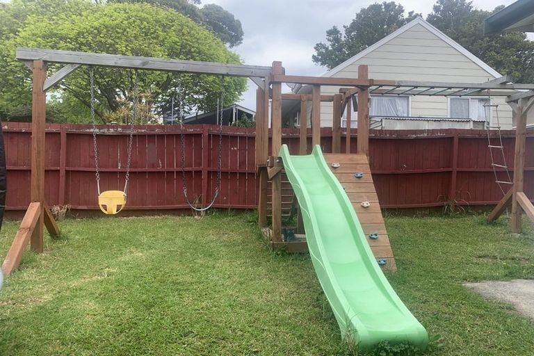 Photo of property in 2/1 Pimento Place, New Lynn, Auckland, 0600