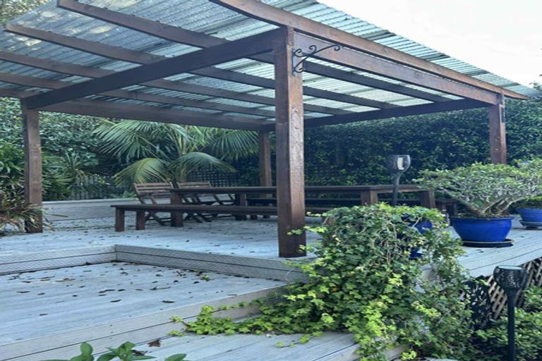 Photo of property in 14 Bush View Lane, Northcote Point, Auckland, 0627